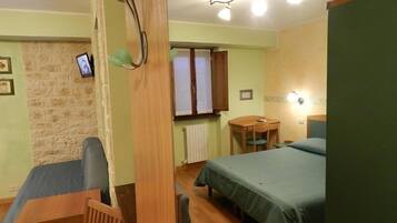 Dreibettzimmer, Mehrere Betten, Bergblick | 1 Schlafzimmer, Allergikerbettwaren, Daunenbettdecken