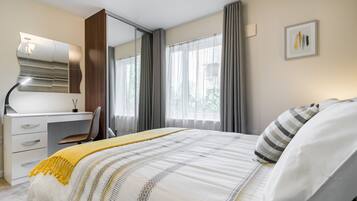 2 makuuhuonetta, työpöytä, silitysrauta/-lauta, ilmainen Wi-Fi