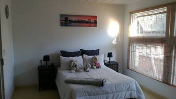 2 habitaciones, tabla de planchar con plancha y ropa de cama