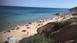 Una playa cerca, sillas reclinables de playa