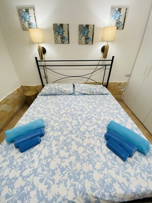 3 bedrooms, in-room safe, iron/ironing board, bed sheets