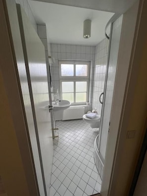 A bathroom with a toilet, sink, and window. - Spreewaldhotel Leipe (Lübbenau/Spreewald)