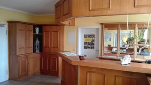Una cocina con armarios de madera, una encimera y una salpicadera.