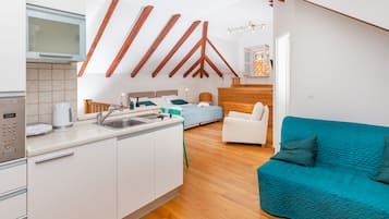 Standard Studio | Living area | Flat-screen TV