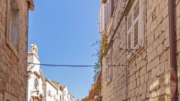 Vista frontal de la propiedad