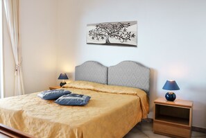 2 bedrooms, in-room safe, desk, iron/ironing board
