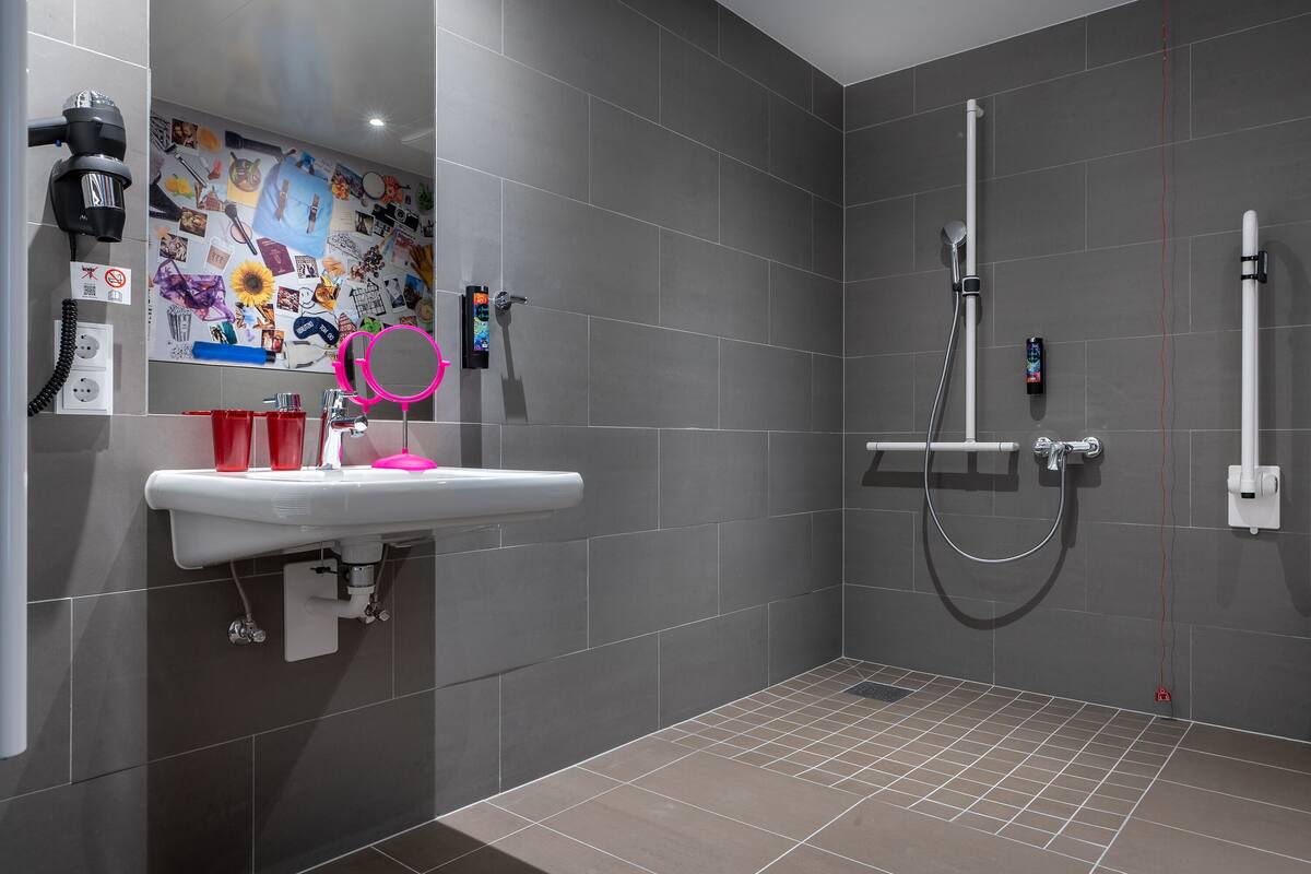 shower, free toiletries, towels