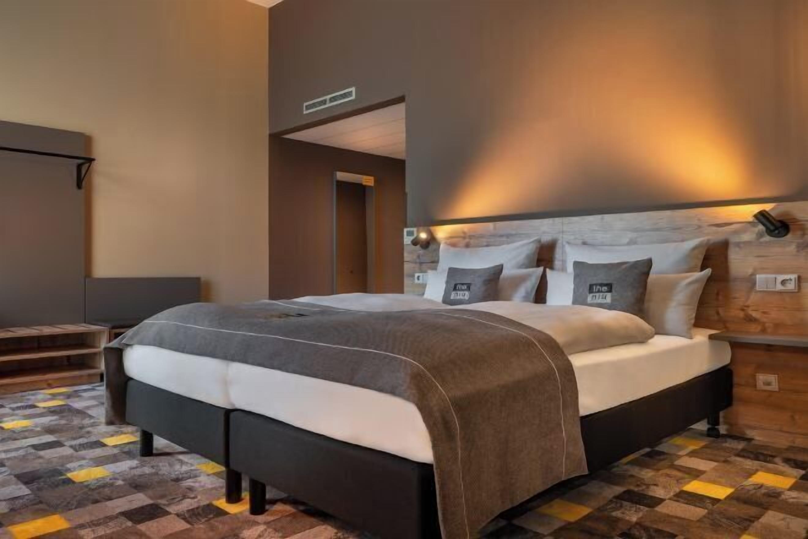 Premium bedding, in-room safe, soundproofing, free cribs/infant beds