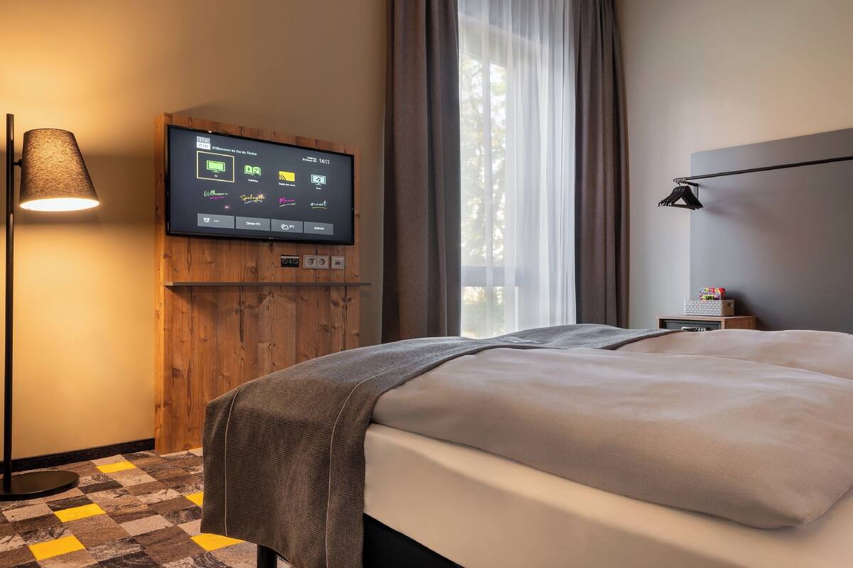 premium room, 1 queen bed | 1 bedroom, premium bedding, in-room safe, soundproofing