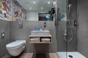 Ducha, artículos de higiene personal gratuitos y toallas