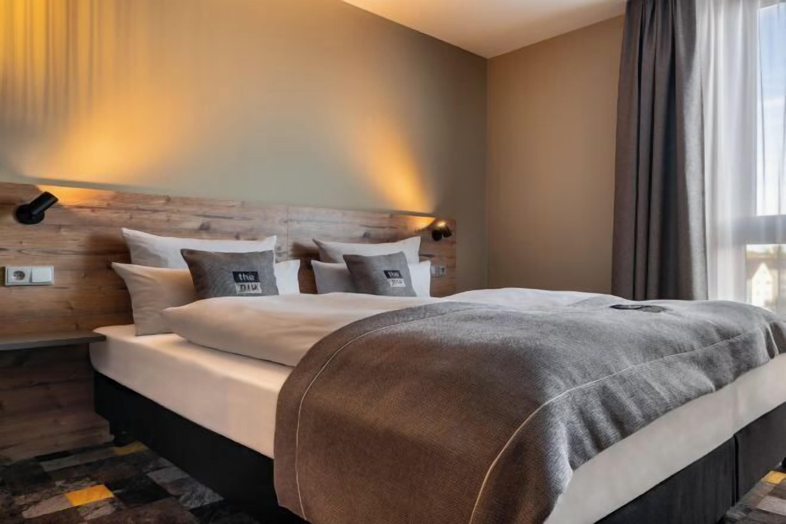 Premium bedding, in-room safe, soundproofing, free cribs/infant beds