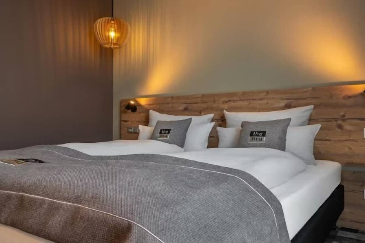 Ropa de cama de alta calidad y caja de seguridad en la habitación