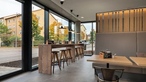 Daily buffet breakfast for a fee - Holiday Inn - the niu, Timber Esslingen by IHG (Esslingen)
