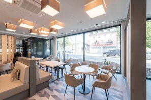 Se ofrece un desayuno bufé (19 EUR por persona)