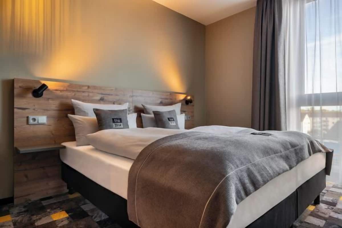 Ropa de cama de alta calidad y caja de seguridad en la habitación