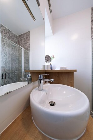 Standard Apartment | Bathroom