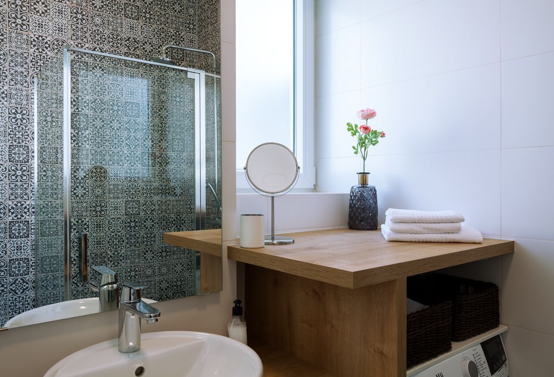 Departamento estándar | Baño | Regadera, secadora de cabello, toallas, jabón 