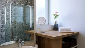 Standard Apartment | Bathroom | Shower, hair dryer, towels, soap