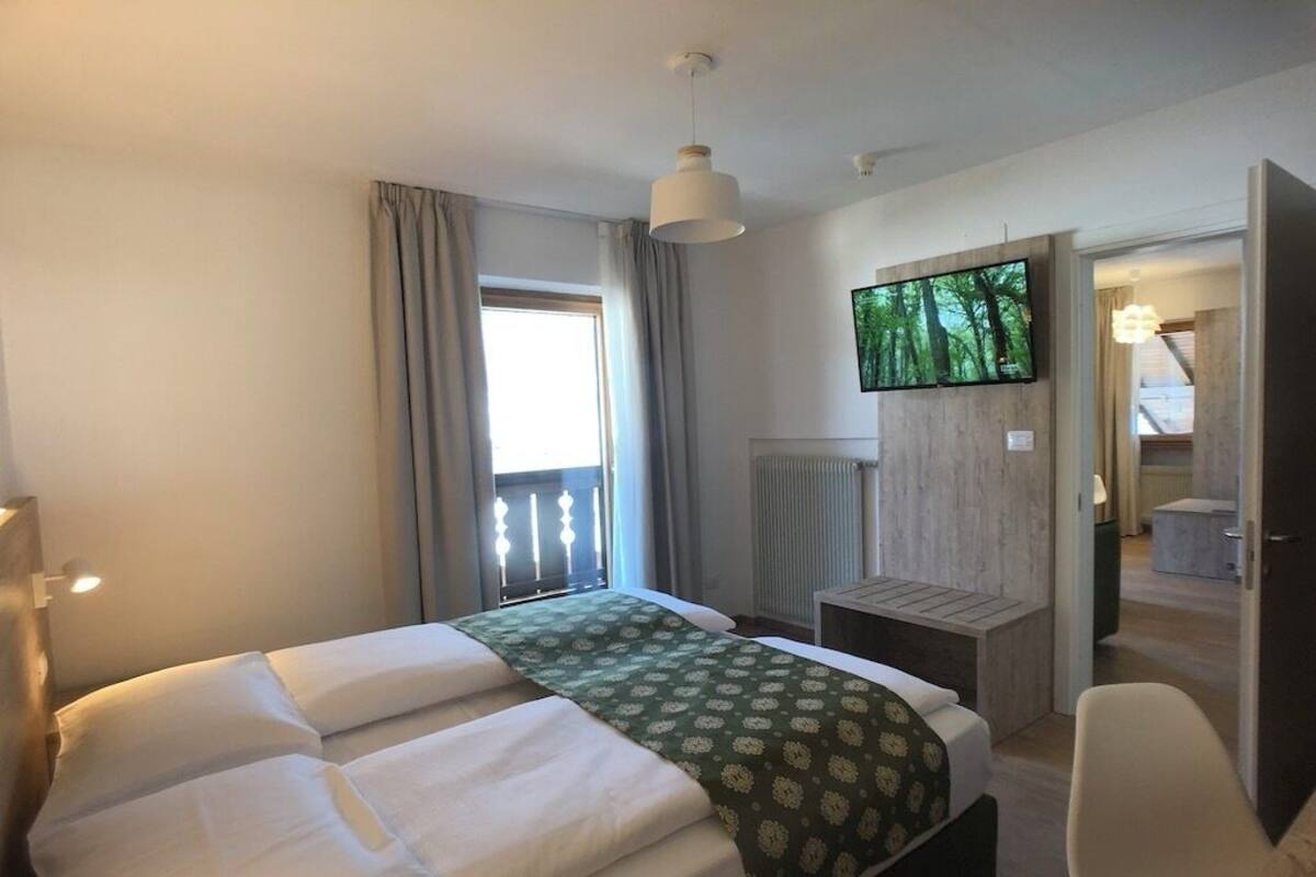 Suite Deluxe, balcón, vista a la montaña | 1 habitación, minibar y caja de seguridad en la habitación