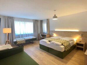 Deluxe vierpersoonskamer, balkon, uitzicht op bergen | Een minibar, een kluis op de kamer, verduisterende gordijnen