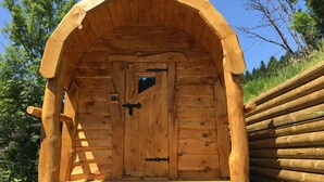 A wooden log cabin with a small porch and a door. - House with 147m², Sauna, Hot Tub, Terrace, garden, BBQ & WLAN (Reinerzau)