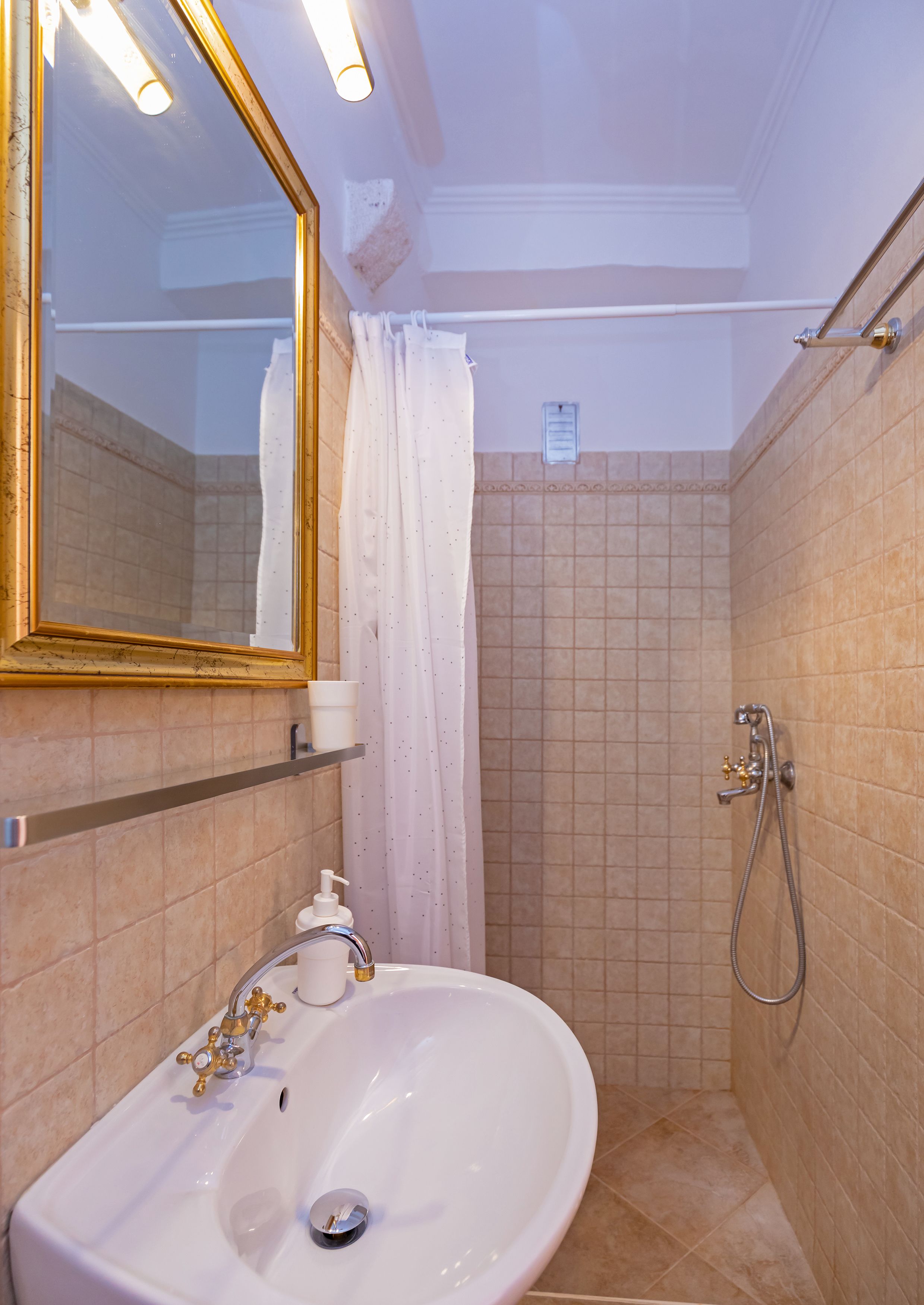 Căn hộ | Phòng tắm | Buồng tắm vòi sen, đồ dùng nhà tắm miễn phí, máy sấy tóc, khăn tắm 