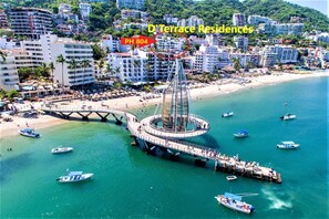 En la playa y toallas de playa 