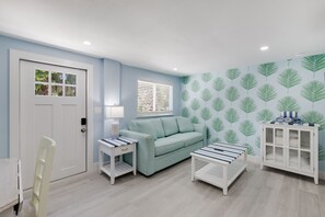 Småhus, privat bad (#1 Sandpiper) | Oppholdsområde | En 50-tommers smart-TV med kabel-kanaler samt TV og Netflix