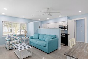 Dobbeltrom, privat bad (THE CALOOSA  ) | Oppholdsområde | En 50-tommers smart-TV med kabel-kanaler samt TV og Netflix