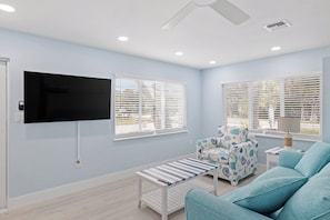 Double Room, Private Bathroom (THE CALOOSA ) | Living area | 50-inch Smart TV with cable channels, TV, Netflix