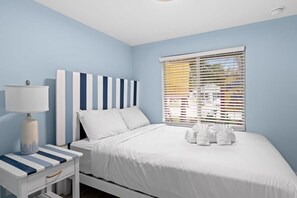 Småhus, privat bad (#1 Sandpiper) | Sengetøy av topp kvalitet, dundyner og individuelt dekorert