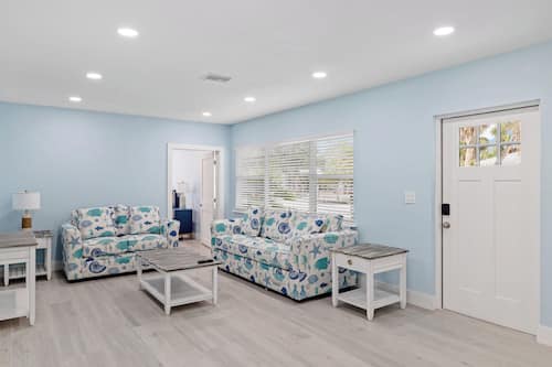 House, Private Bathroom (PALM RETREAT) | Living area | 50-inch Smart TV with cable channels, TV, Netflix