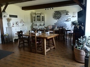 Tägliches inbegriffenes kontinentales Frühstück