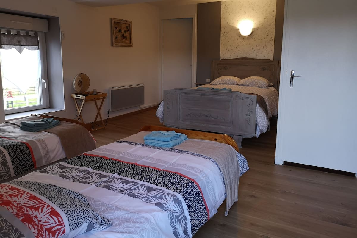 Quarto família, várias camas, para não fumantes, vista para o jardim (Papillon) | Escrivaninha, berços grátis, Wi-Fi de cortesia, roupa de cama
