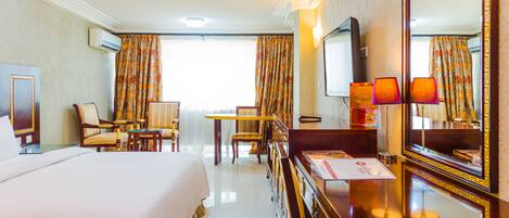 Minibar, safe på rommet, skrivebord og skrivebord for bærbar PC