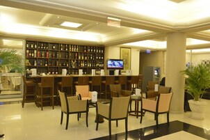 2 bars/lounges