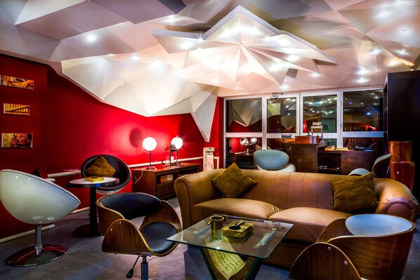 2 Bars/Lounges