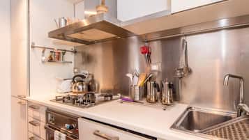 Apartment, 4 Bedrooms | Private kitchen | Fridge, microwave, stovetop, electric kettle