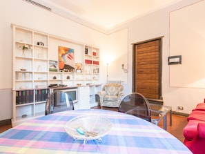 Appartement, 4 chambres | Aire de séjour | Téléviseur