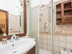 Lägenhet Deluxe (4 Bedrooms) | Badrum | Hårtork och handdukar