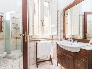 Deluxe-Apartment (4 Bedrooms) | Badezimmer | Haartrockner, Handtücher