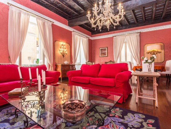 Deluxe-Apartment (4 Bedrooms) | Wohnbereich | Flachbildfernseher, Kamin