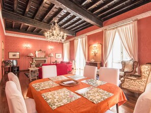 Deluxe Apartment (4 Bedrooms) | In-room dining - RSH Spanish Steps Luxury Apartment (Rome)