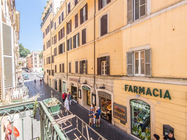 A street view with a pharmacy named 'FARMACIA' on the right.