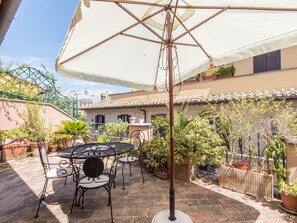 Outdoor dining - RSH Apartment Condotti Terrace (Rome)