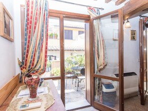 아파트, 테라스 (1 Bedroom) | 거실 공간 | 평면 TV, 책