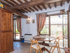 公寓, 露台 (1 Bedroom) | 客廳 | 平面電視、書籍