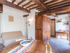 Apartment, Terrasse (1 Bedroom) | Wohnbereich | Flachbildfernseher, Bücher