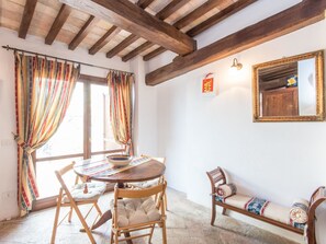 Apartamento, terraço (1 Bedroom) | Área de estar | TV de tela plana, livros