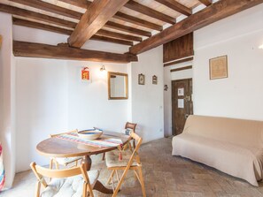 Apartamento, terraço (1 Bedroom) | Área de estar | TV de tela plana, livros